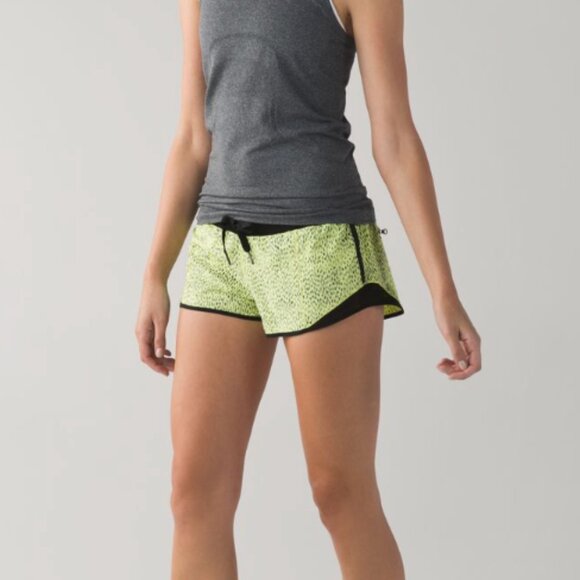 Lululemon Hotty Hot Short Dottie Dash Clarity Yellow Black / Black - Picture 1 of 8